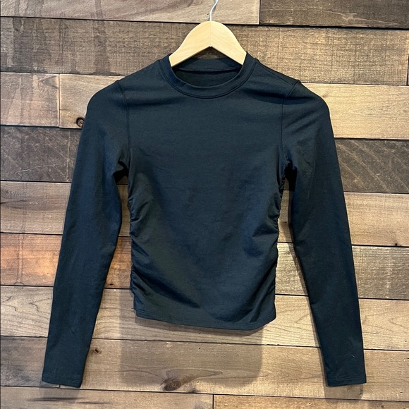 Vuori Women's Long Sleeve Halo Ruched Tee in Black Size XS - Picture 3 of 9